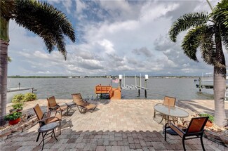 16009 6th St E, Redington Beach, FL 33708