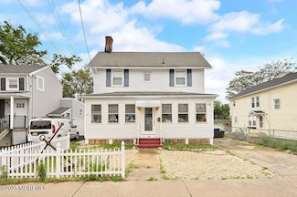 14 Pine St, Keyport, NJ 07735