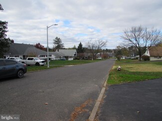 31 Falcon Rd, Levittown, PA 19056