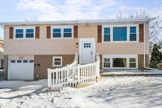 9029 S Maple Ln, Hickory Hills, IL 60457