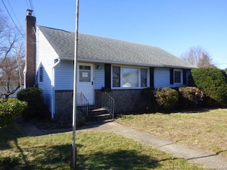35 Gardner Ave, Hicksville, NY 11801