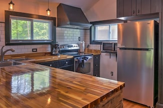 49 Forest Lake Cir, Winchester, NH 03470