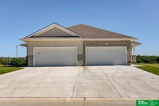 17622 Greenleaf St, Omaha, NE 68136