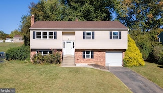 711 Carole Dr, Upper Chichester, PA 19014