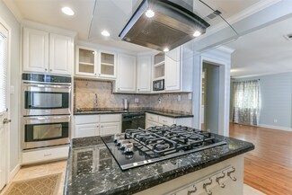5520 Menard Ave, Galveston, TX 77551
