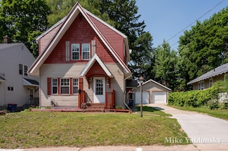 465 Kenwood St NE, Grand Rapids, MI 49505