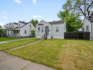 18914 Elkhart St, Harper Woods, MI 48225