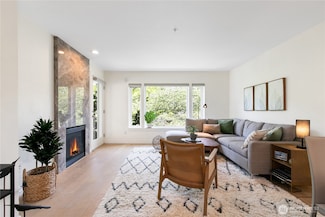 215 20th Ave E Unit 203, Seattle, WA 98112