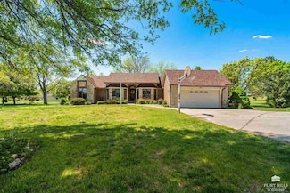 301 W 9th St, Onaga, KS 66521