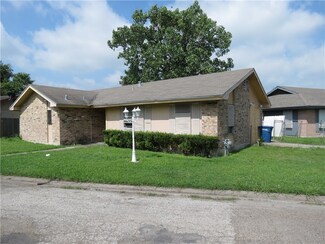 121 Green Trail Dr, Corpus Christi, TX 78405