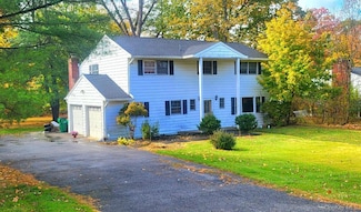 3 Manor Dr W, Poughkeepsie, NY 12603