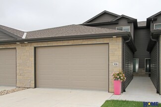 306 Half Moon Dr, Lincoln, NE 68527