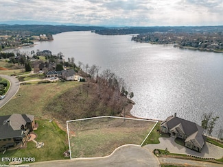 1999 Taffrail Dr, Lenoir City, TN 37772