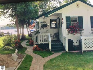 7324 Williams Ct, Elk Rapids, MI 49629