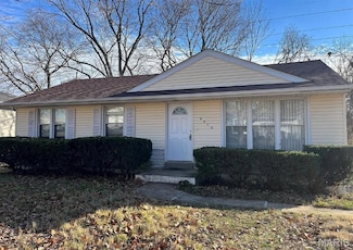 6910 Noble Dr, Hazelwood, MO 63042