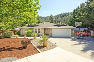 25 Lloyellen Dr, Rogue River, OR 97537