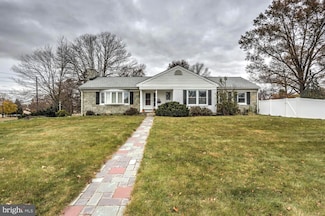 561 Valley View Dr, New Holland, PA 17557
