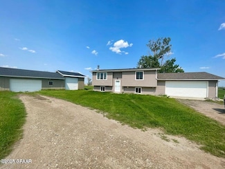 1608 23rd Ave NE, Grand Forks, ND 58203