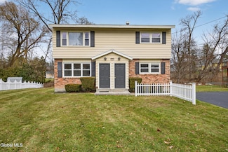 7 Apple Blossom Ln, Albany, NY 12205