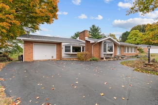 2 Azalea Ct, Hillsdale, MI 49242