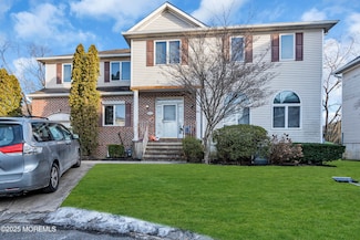 402 Twin Oaks Dr, Lakewood, NJ 08701