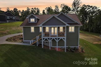 62 Maple Knoll Dr, Hendersonville, NC 28792