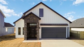 910 Thornwood Place, Centerton, AR 72713