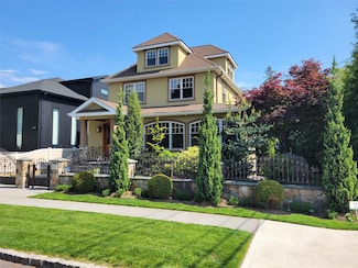 149-2 11th Ave, Whitestone, NY 11357