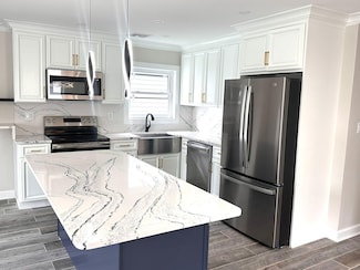 11 Bayview Ave, Lawrence, NY 11559