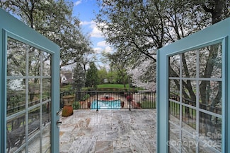 2132 Rolston Dr, Charlotte, NC 28207