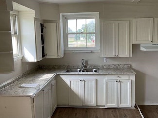 621 W 7th St, Freeport, TX 77541