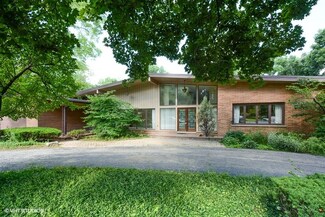 2010 Crestwood Ln, Palatine, IL 60067