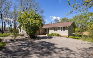 943 N Hacker Rd, Howell, MI 48843