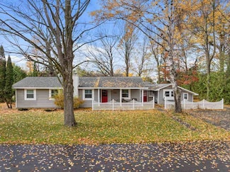 301 Eagle Dr, Charlevoix, MI 49720