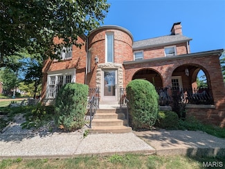 7219 Canterbury Dr, Saint Louis, MO 63121