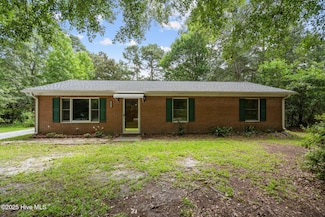 402 S Campbell St, Burgaw, NC 28425