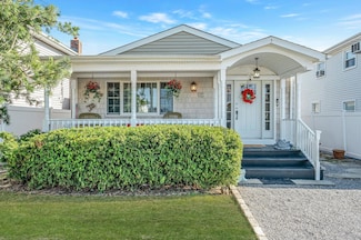 27 W Neptune Ave, Lindenhurst, NY 11757