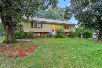 4 Bluebell Ln, Albany, NY 12211