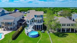 1547 John St, Dickinson, TX 77539