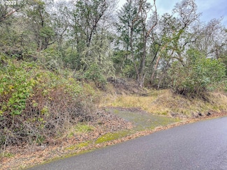 1004 NW Sweetbrier Ave, Roseburg, OR 97471