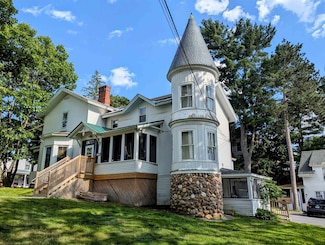 44 Walnut St, Claremont, NH 03743