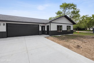 325 11th St NW, Watertown, SD 57201