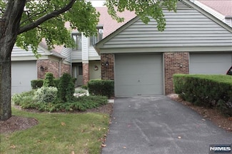 40 Meadowview Ct, Leonia, NJ 07605