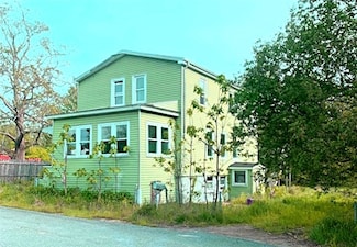 72 Jefferson St, Tiverton, RI 02878