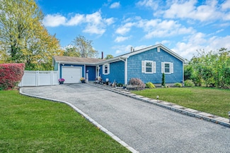 7 Hester Ln, Ronkonkoma, NY 11779