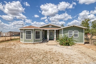 217 Carrizo Hill Dr, Carrizo Springs, TX 78834