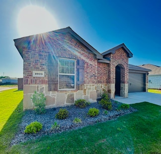 1009 N River Oaks Ln, Chandler, TX 75758