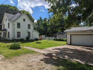 115 W Cherry St, Freeport, IL 61032