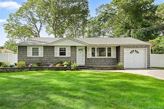 20 Macarthur Blvd, Hauppauge, NY 11788