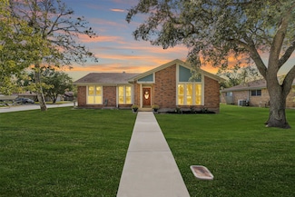51 Lotus Ct, Lake Jackson, TX 77566